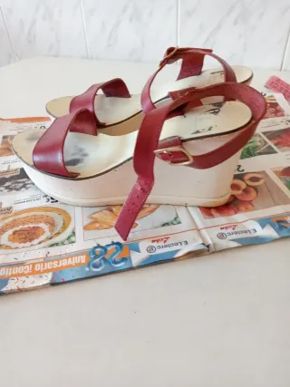 Sandalias de piel rojas y blancas