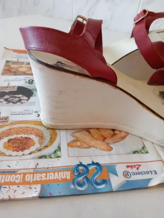 Sandalias de piel rojas y blancas