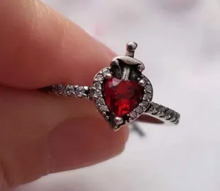 Anillo Pandora Reina Malvada Corazón Rojo