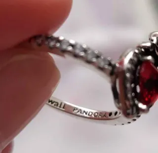 Anillo Pandora Reina Malvada Corazón Rojo