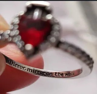 Anillo Pandora Reina Malvada Corazón Rojo