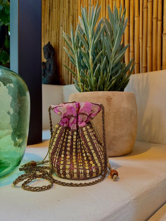 Bolso bombonera boho dorado y rosa