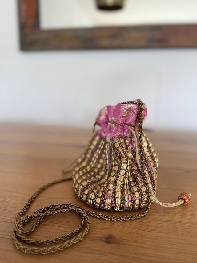 Bolso bombonera boho dorado y rosa