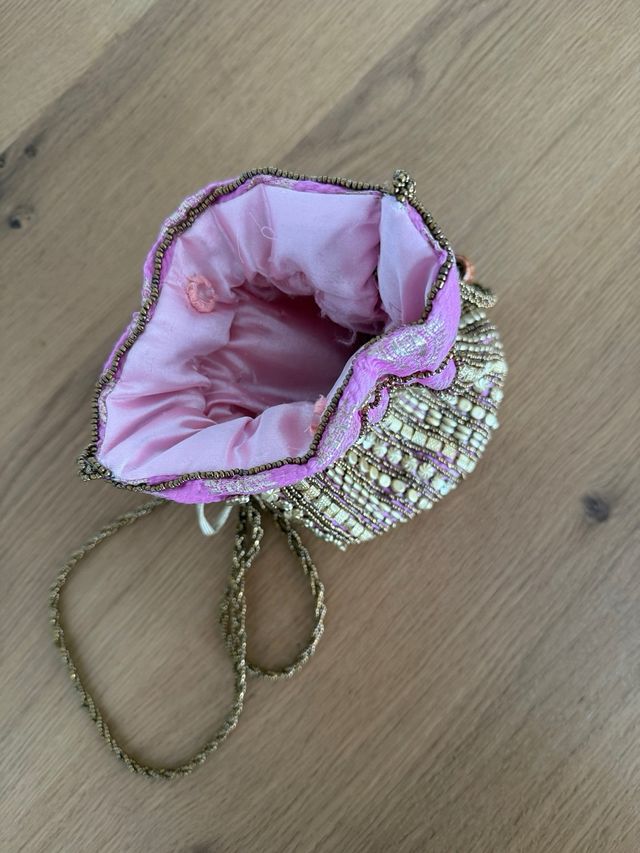 Bolso bombonera boho dorado y rosa