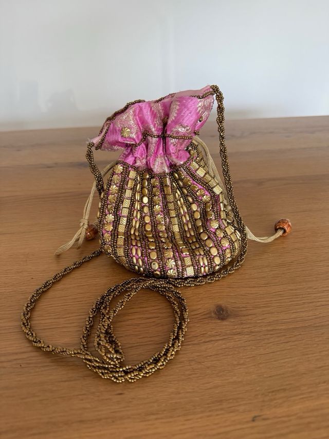Bolso bombonera boho dorado y rosa