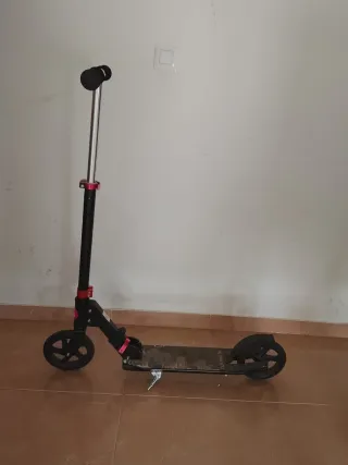 Patinete plegable negro y rojo