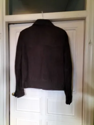 Cazadora ante hombre