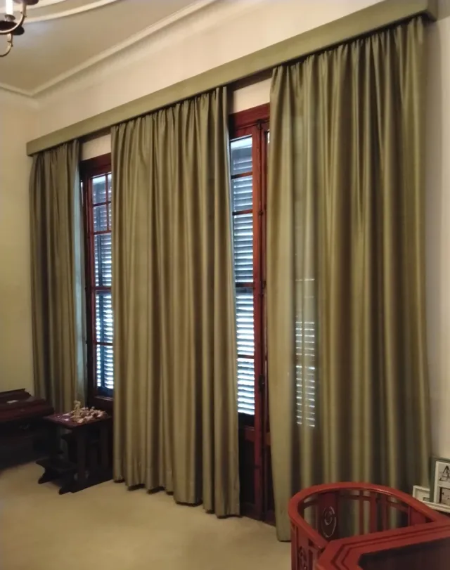 Juego de cortinas verdes satinadas