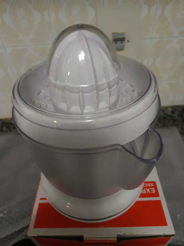 Exprimidor eléctrico blanco