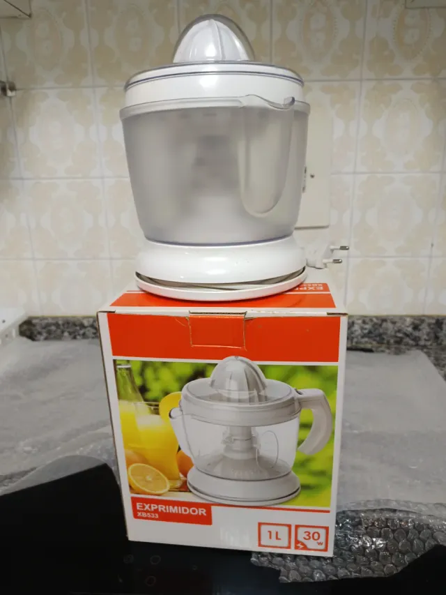 Exprimidor eléctrico blanco
