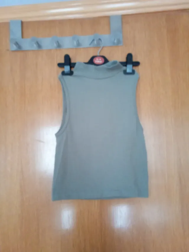 Top verde cuello alto sin mangas