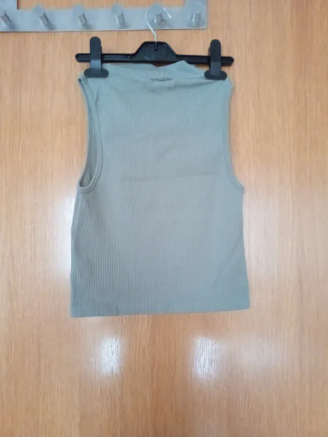 Top verde cuello alto sin mangas