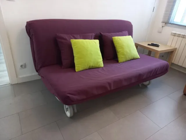 Sofá Cama Púrpura con Cojines Verdes