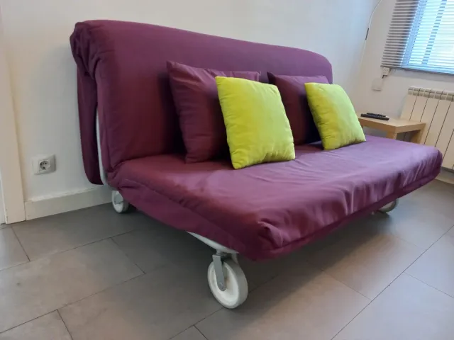 Sofá Cama Púrpura con Cojines Verdes