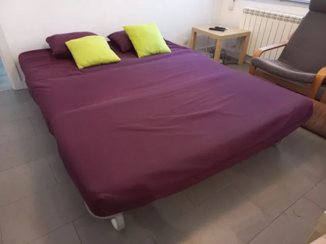Sofá Cama Púrpura con Cojines Verdes