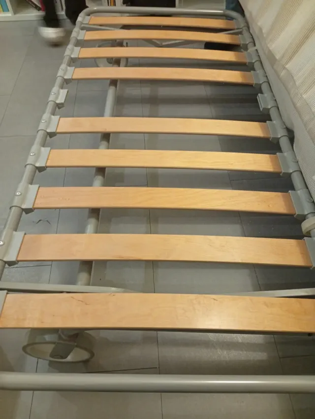 Sofá Cama Púrpura con Cojines Verdes