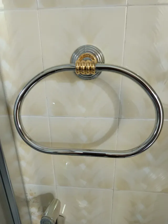 2 Toalleros de metal dorado y plateado