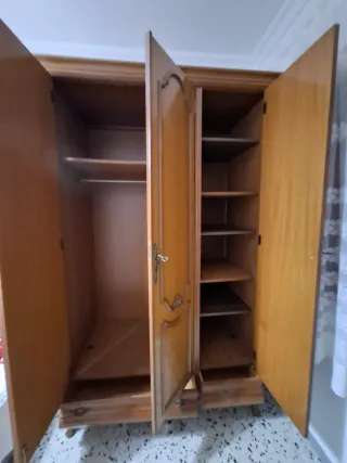 Armadio in legno massello con spazio di archiviazione