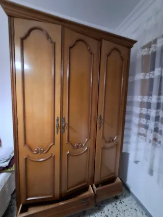 Armadio in legno massello con spazio di archiviazione