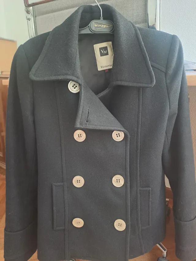 Abrigo mujer negro corto abotonado Talla 40