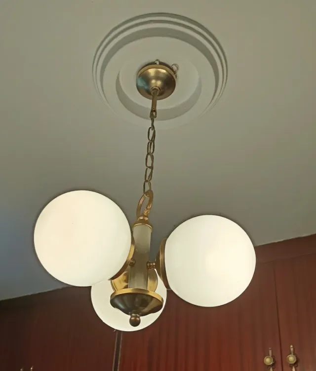 Lámpara colgante dorada y blanca