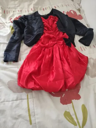 Vestido fiesta rojo y Torera Negra.