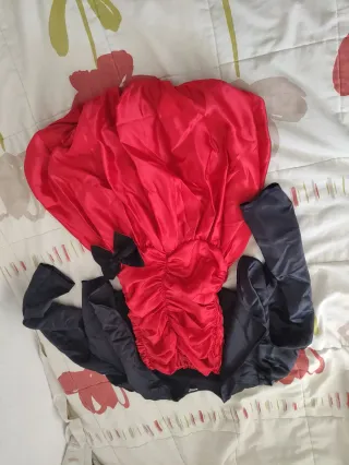 Vestido fiesta rojo y Torera Negra.