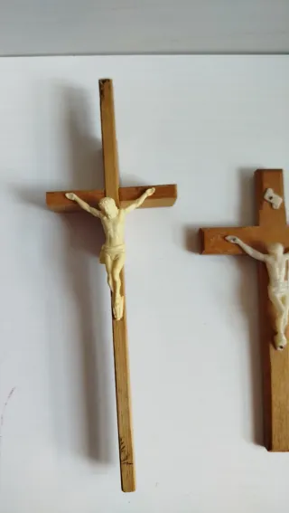 Lotto 4 crocifissi in legno