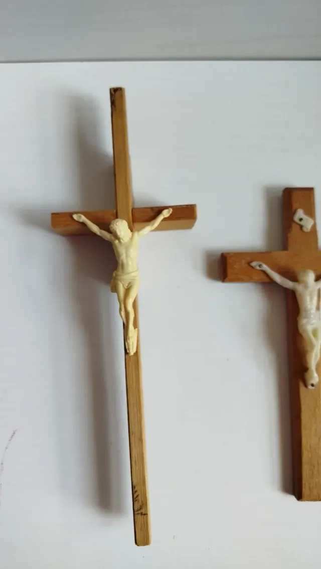 Lotto 4 crocifissi in legno