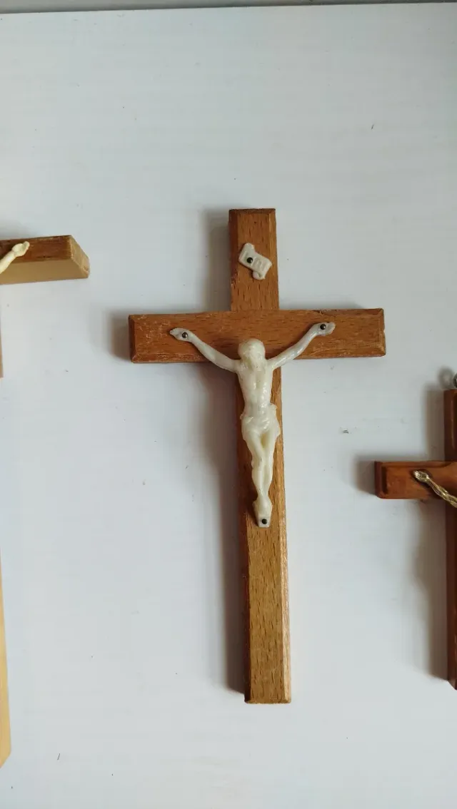 Lotto 4 crocifissi in legno