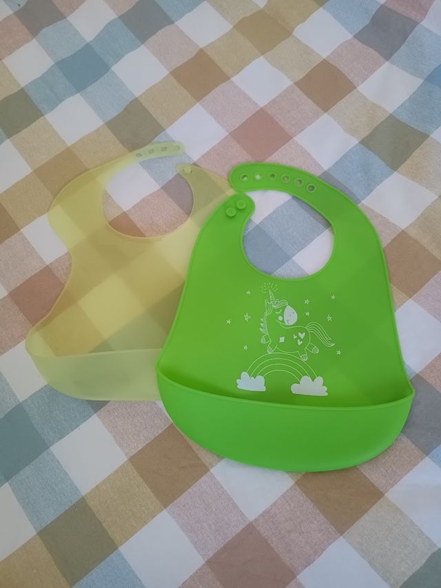 Confezione da 2 bavaglini in silicone per neonato, uno giallo e uno verde con unicorno