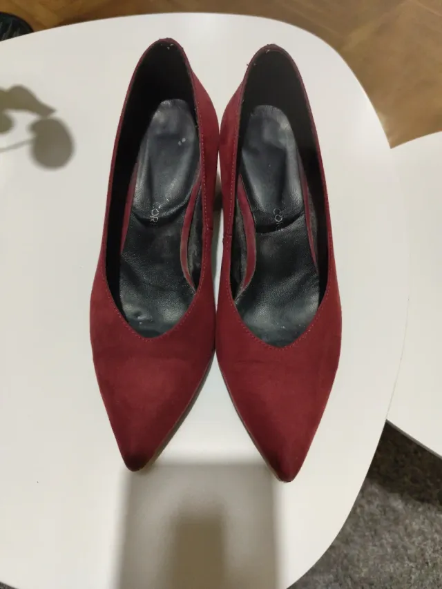 Zapatos de salón rojos de ante