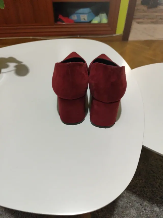 Zapatos de salón rojos de ante
