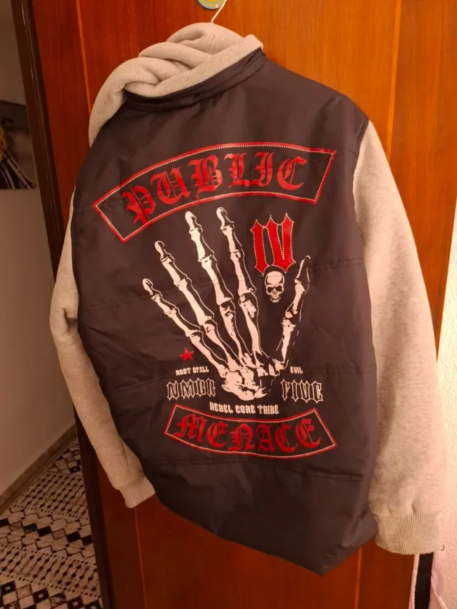 Sudadera con diseño gráfico