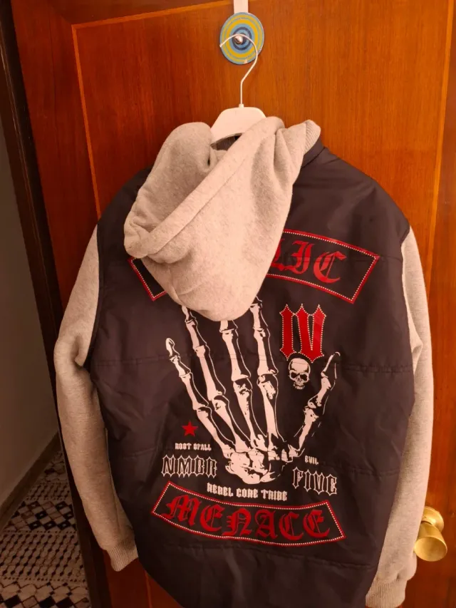 Sudadera con diseño gráfico