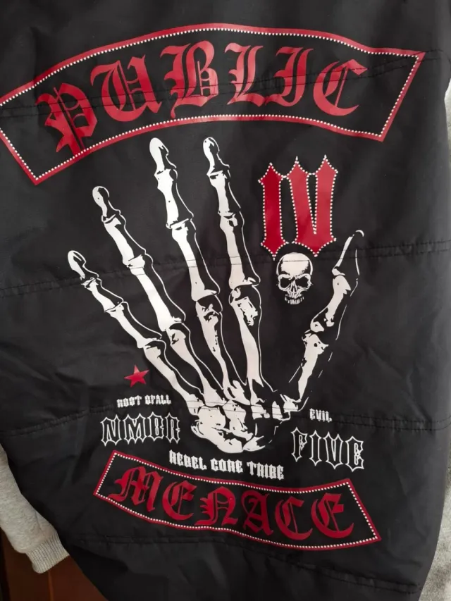 Sudadera con diseño gráfico