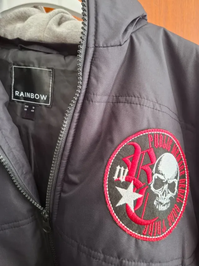 Sudadera con diseño gráfico