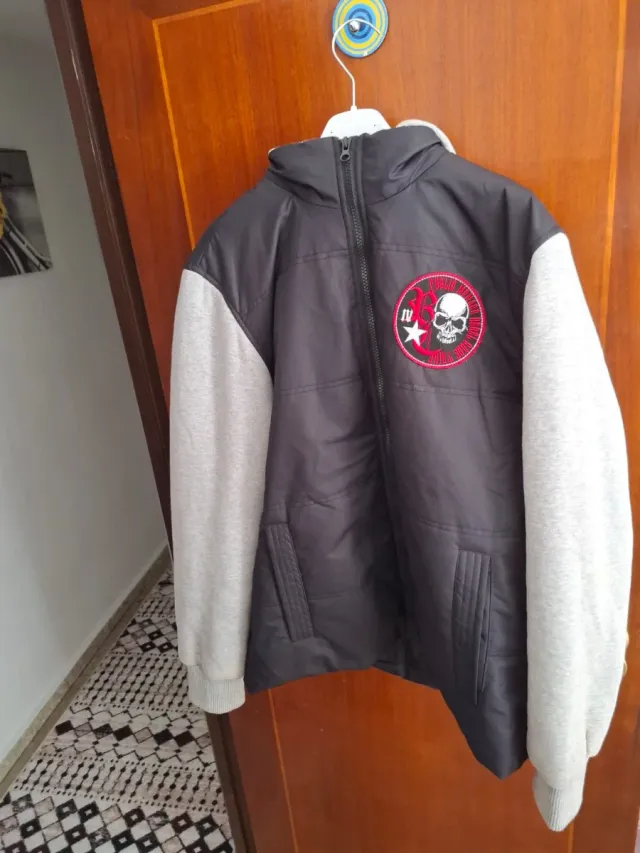 Sudadera con diseño gráfico