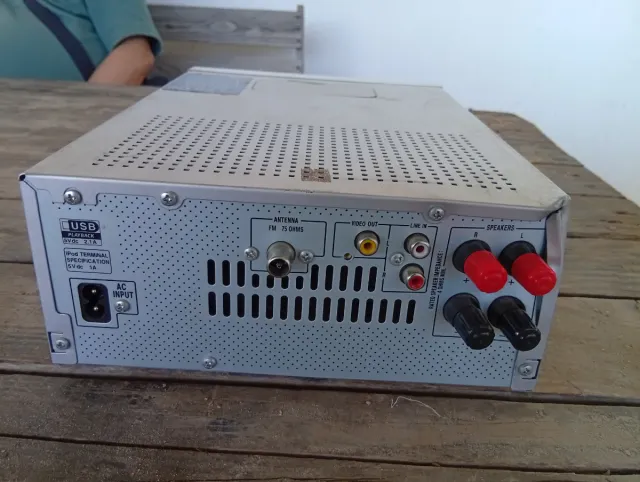 Equipo de música Sharp Plata