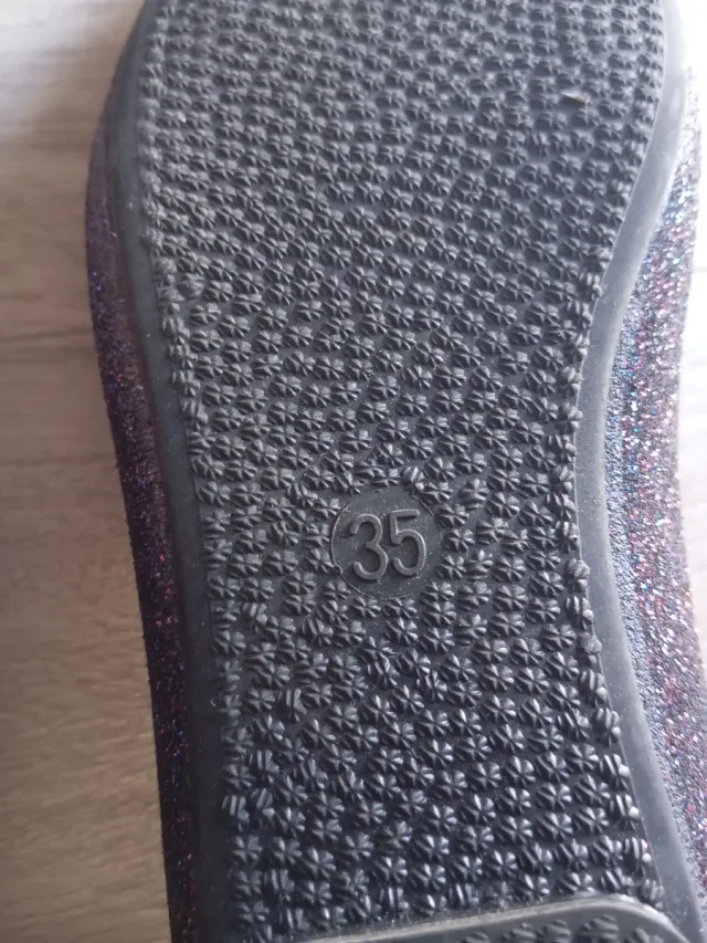 Manoletinas brillantes moradas y negras