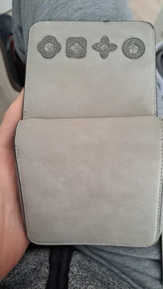 Cartera mujer gris con adornos