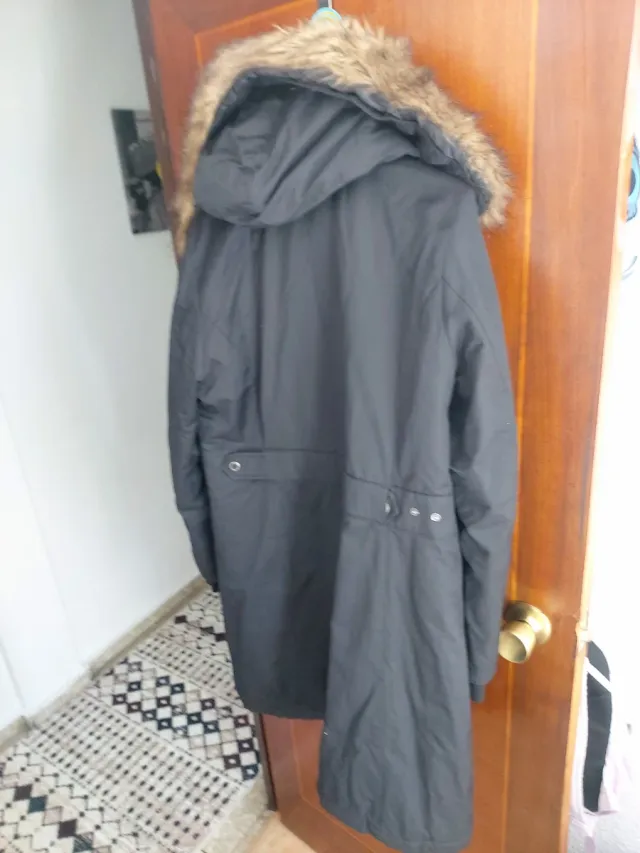 Abrigo negro mujer con capucha