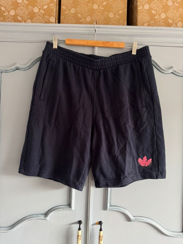 Pantalones cortos Adidas negros con logo rosa