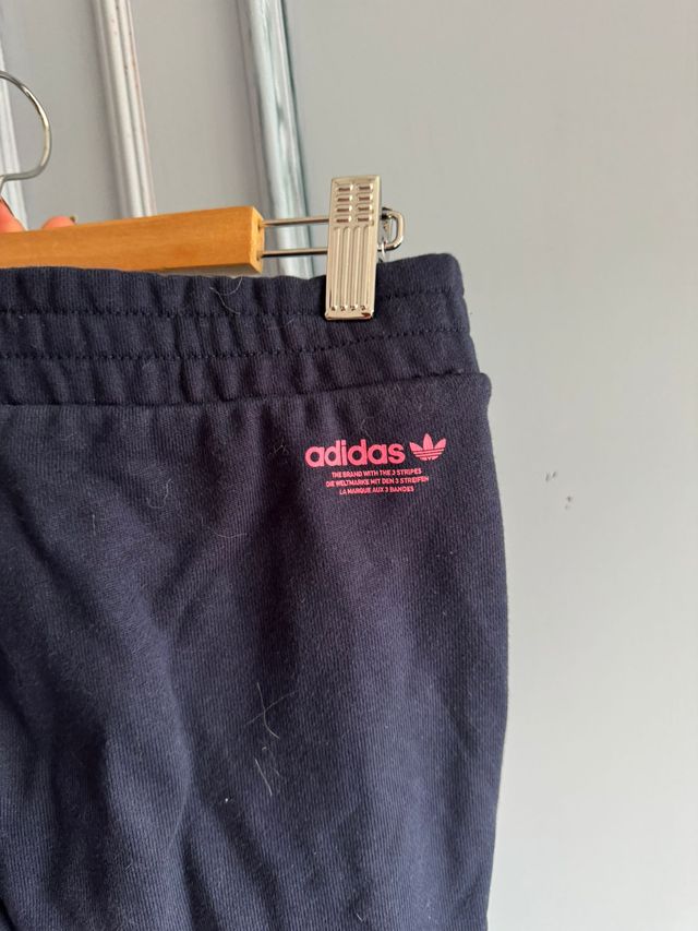 Pantalones cortos Adidas negros con logo rosa