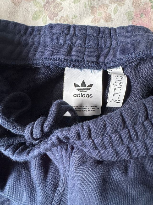 Pantalones cortos Adidas negros con logo rosa