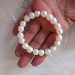 Pulsera de perlas blancas