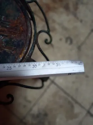 Mesa de ferro com Moeda