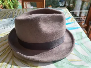 Sombrero de paseo gris ala corta