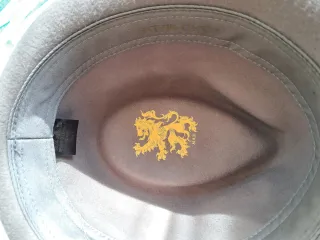 Sombrero de paseo gris ala corta