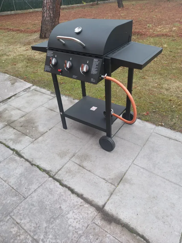 Parrilla de gas negra con ruedas